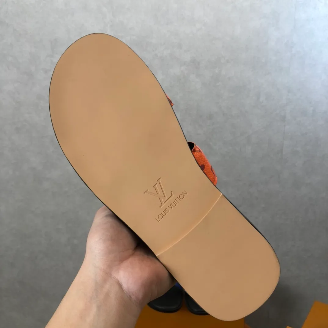 Factory price: 270💰LV counters are selling new brand luxury men's slippers, casual, loose and comfortable. The must-have model in the picture above [Happy][Happy], multiple colors available Size: 38-44, customized 45
